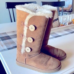 UGG Bailey button boots. Size 8